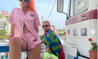 Rina sjell poza atraktive gjatë pushimeve me të dashurin në Sarandë