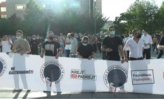 Gastronomët protestojnë para Qeverisë