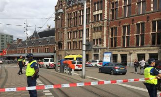 Nga një sulm me thikë në Amsterdam, një person mbetet i vrarë dhe katër të tjerë u plagosën