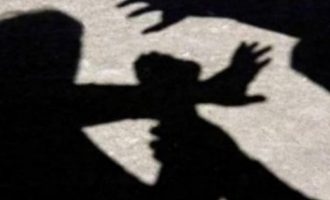 Katër persona shkojnë dhe i rrahin në oborrin e shtëpisë