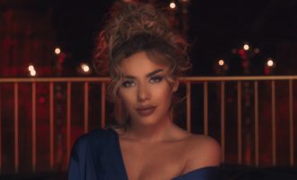 Tayna merr komente nga ylli botëror