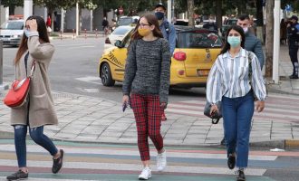 Shqipëria heq detyrimin për mbajtjen e maskave në ambiente të hapura