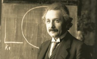 Letra e shkruar nga Albert Einstein me ekuacionin e famshëm shitet për 1.2 milionë dollarë