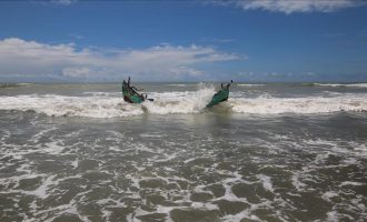 Së paku 26 persona kanë humbur jetën nga përplasja mes një anije mallrash dhe një varke në Bangladesh