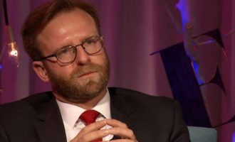 Abazi për shkarkimet në diplomaci: Qeveria është në kërkim të njerëzve që do ta përfaqësojnë Kosovën në mënyrë të dinjitetshme