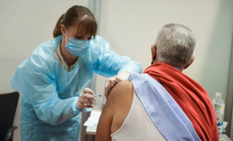 Serbia i paguan qytetarët që vaksinohen