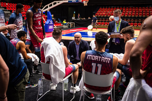 Ish-basketbollisti i Pejës dhe Bashkimit shpallet trajner i vitit në kampionatin belg