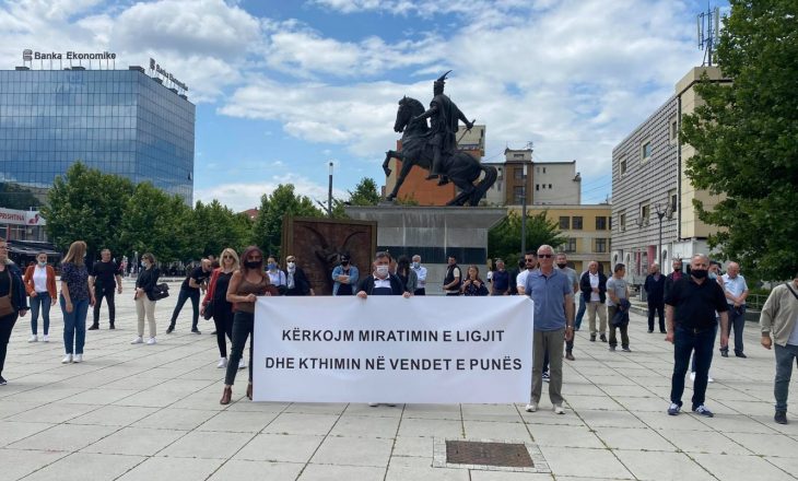 Punëtorët e Lotarisë përmes protestës kërkojnë miratimin e ligjit dhe kthimin në vendet e punës