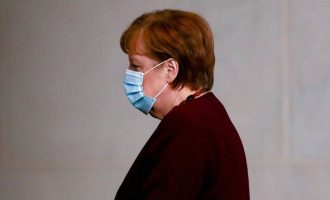 Merkel merr dozën e dytë të vaksinës