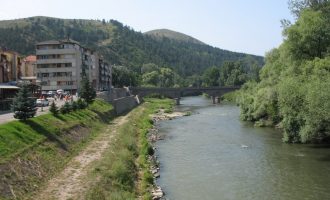 Të shtëna me armë zjarri pranë lumit Ibër në Mitrovicë – Dyshohet për një të plagosur