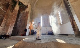 Për herë të parë pas luftës, mbahet liturgji në kishën ortodokse brenda oborrit të UP-së