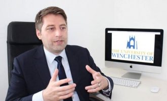 Anëtari i KSHC-së paralajmëron padi ndaj deputetes Hoxha që pretendoi se u kërcënua