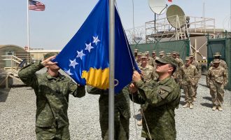 Flamuri i Kosovës ngrihet për herë të parë në misionin paqëruajtës të FSK-së në Kuvajt
