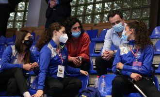 Albin Kurti bashkë me Daolina Osmanin në sallë për ndeshjen Kosovë-Luksemburg