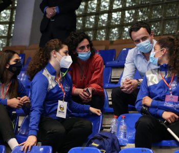 Albin Kurti bashkë me Daolina Osmanin në sallë për ndeshjen Kosovë-Luksemburg