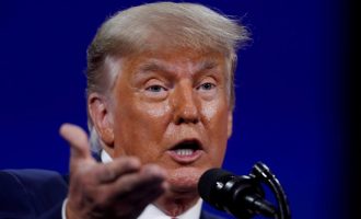 Facebook pezullon llogarinë e Donald Trump deri në janar të vitit 2023