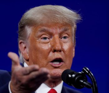 Facebook pezullon llogarinë e Donald Trump deri në janar të vitit 2023