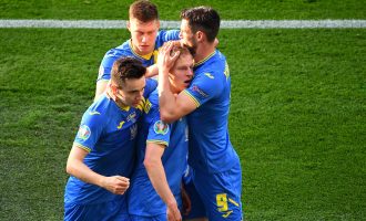 Ukraina arrinë fitore në sekondat e fundit të vazhdimeve kundër Suedisë