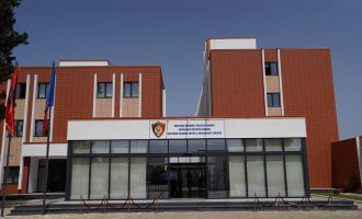 Dy të arrestuar për vrasjen e 4-fishtë në Velipojë, në kërkim tre të tjerë