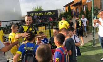 Ylli i Napolit viziton klubin Ramiz Sadiku