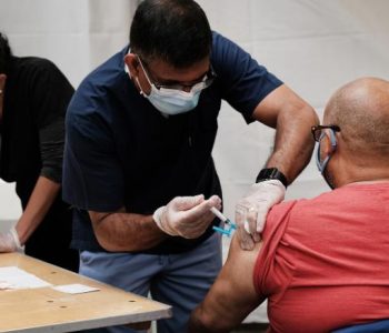 Kirurgu i përgjithshëm i SHBA-së, paralajmëron se të pavaksinuarit janë në rrezik nga një variant më i rrezikshëm i COVID-19