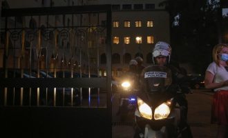 Prifti ortodoks grek u zhvendos në spitalin psikiatrik pasi sulmoi grupin e peshkopëve me acid