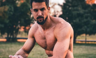 U shfaq duke u puthur me të! Ky është modeli serb, pjesë e videoklipit të Encës