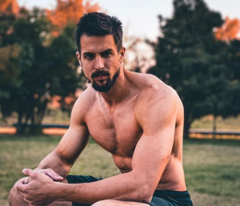 U shfaq duke u puthur me të! Ky është modeli serb, pjesë e videoklipit të Encës