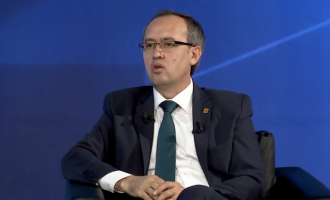 Hoti: Qeveria Kurti brenda tre muajve e ka kapur shtetin 10-fish më shumë se qeveritë e kaluara