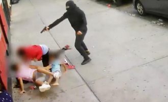 Një burrë në New York qëllohet në mes të ditës në prani të dy fëmijëve