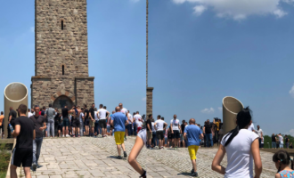 Serbët mblidhen për të festuar Vidovdanin – Policia dhe KFOR-i mbajnë rendin