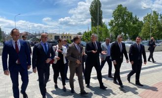 Kosnett viziton veriun: Kosovarët mund të arrijnë paqen duke punuar bashkë