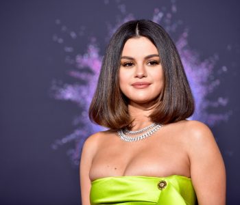 Selena Gomez thotë se lidhjet e saj janë ‘mallkuar’