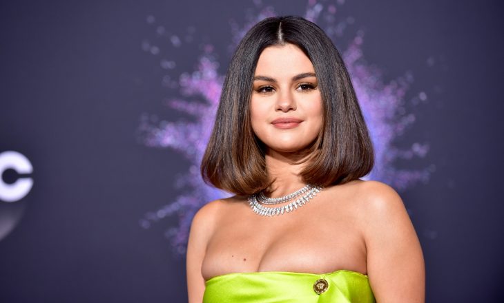 Selena Gomez thotë se lidhjet e saj janë ‘mallkuar’