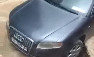 Vetura bie në gropë në “Bregun e Diellit”