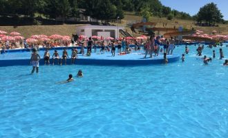 Rrahje mes disa personave në Pishinën e Gërmisë