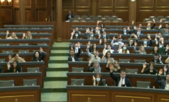 Kuvendi voton pro miratimit të propozim-rezolutës për dënimin e gjenocidit në Srebrenicë