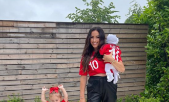 Leonita Lekaj së bashku me të bijat në përkrahje të Granit Xhakës