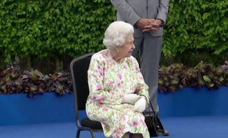 Shakaja e Mbretëreshës që i plasi në gaz liderët botërorë (VIDEO)