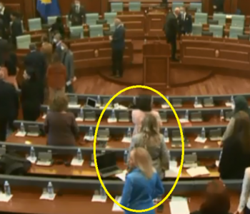 Deputetja e VV-së provon veten në këndim, duet bashkë me të dashurin e saj