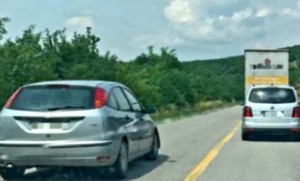 Bëri tejkalim në vijë të plotë, i konfiskohet patentë shoferi për tre muaj dhe gjobitet me 150 euro