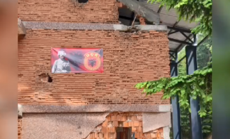 Vendoset fotografia e Adem Jasharit në kullën vrojtuese në Koshare