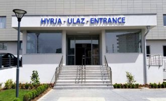 Vdes një infermiere në Spitalin e Vushtrrisë