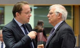 Borell dhe Varhelyi pas dënimit të Mladiqi: Lavdërimi i kriminelëve kundërshton vlerat evropiane