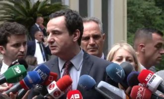 Kurti në Tiranë: Serbia të distancohet nga regjimi i Milosheviqit