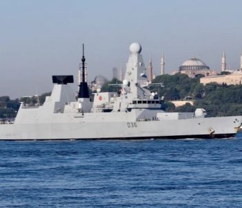 Rusia hedh bomba paralajmëruese ndaj anijes ushtarake britanike