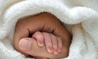 Një e mitur lind fëmijë, po bashkëjetonte me të dashurin i cili arrestohet