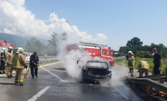 Përfshihet nga zjarri një veturë në autostradë, brenda ishin tre fëmijë