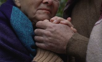 I përzë prindërit nga shtëpia, ata e raportojnë në Polici