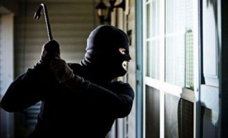 Hajnat vjedhin pistoletë dhe stoli ari në një shtëpi në Podujevë